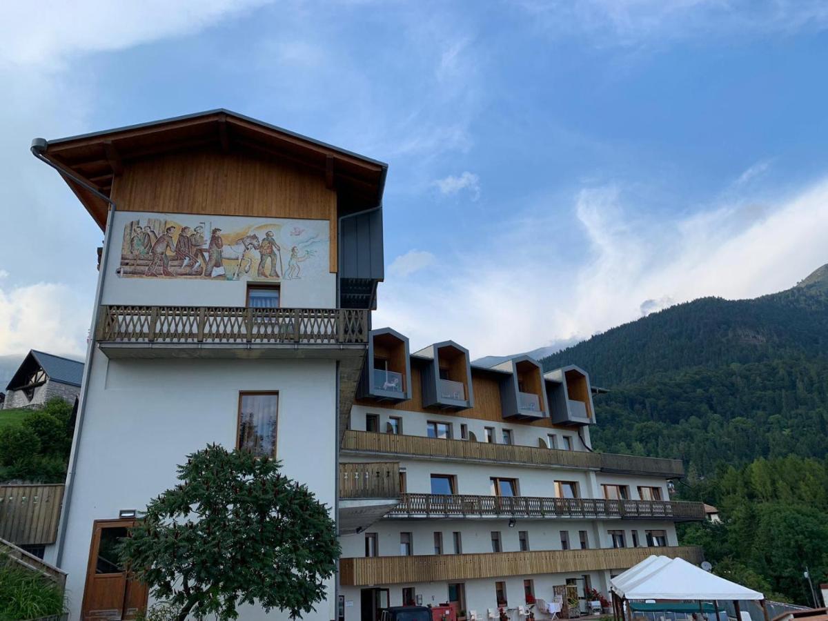 Albergo Croce D'Aune ペダヴェーナ エクステリア 写真
